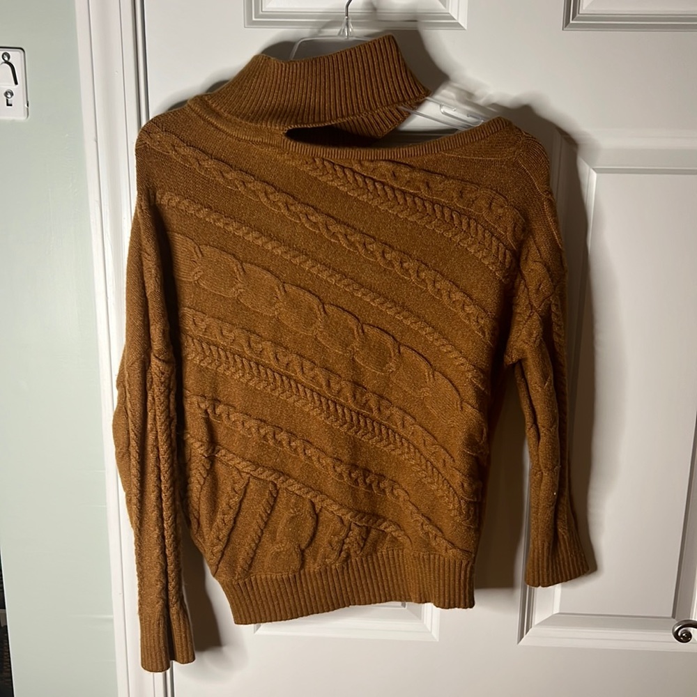 Venus, small sweater, one shoulder